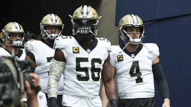 Demario Davis (56) and quarterback Derek Carr (4)